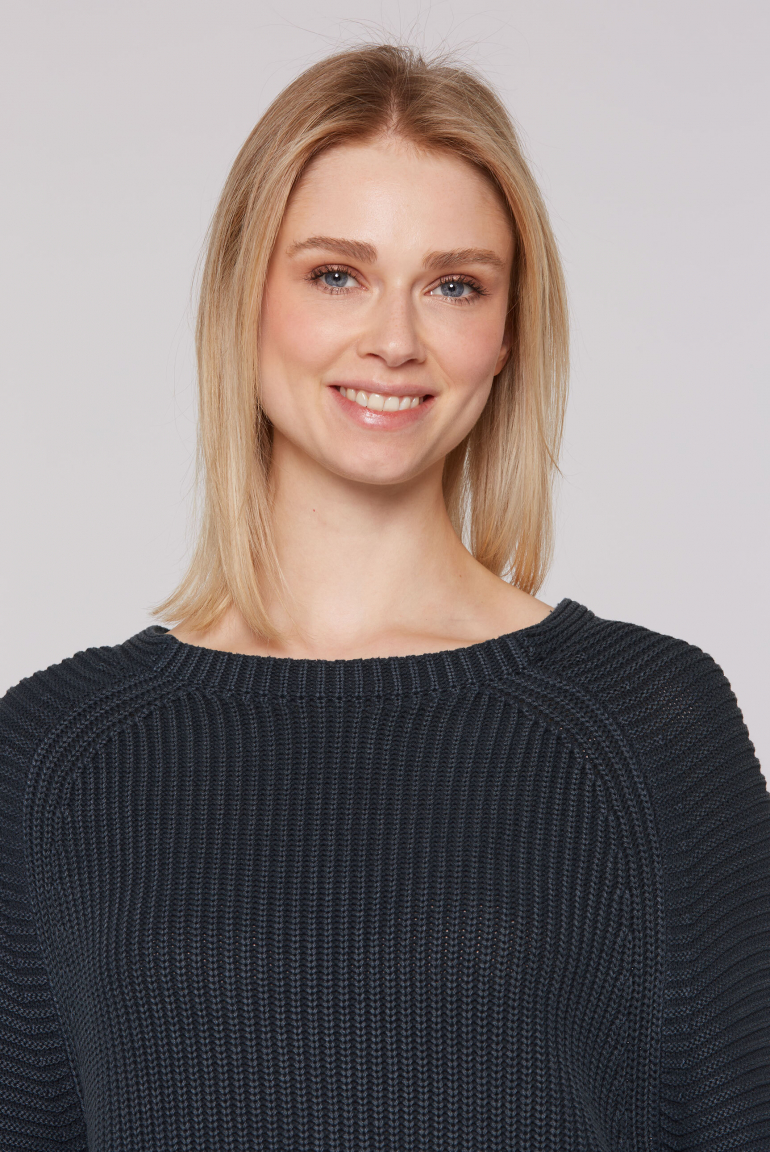 Svetr v sepraném vzhledu se zkrácenými rukávy