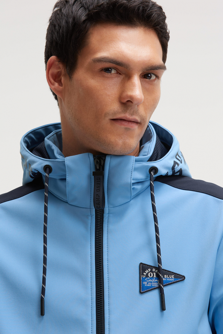 Softshellová bunda s odnímatelnou kapucí s logem