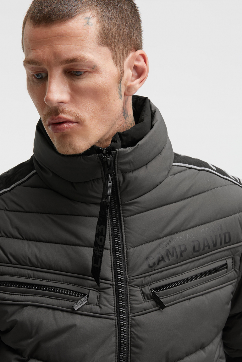 Prošívaný bomber s dvojitým límcem a páskami s logem