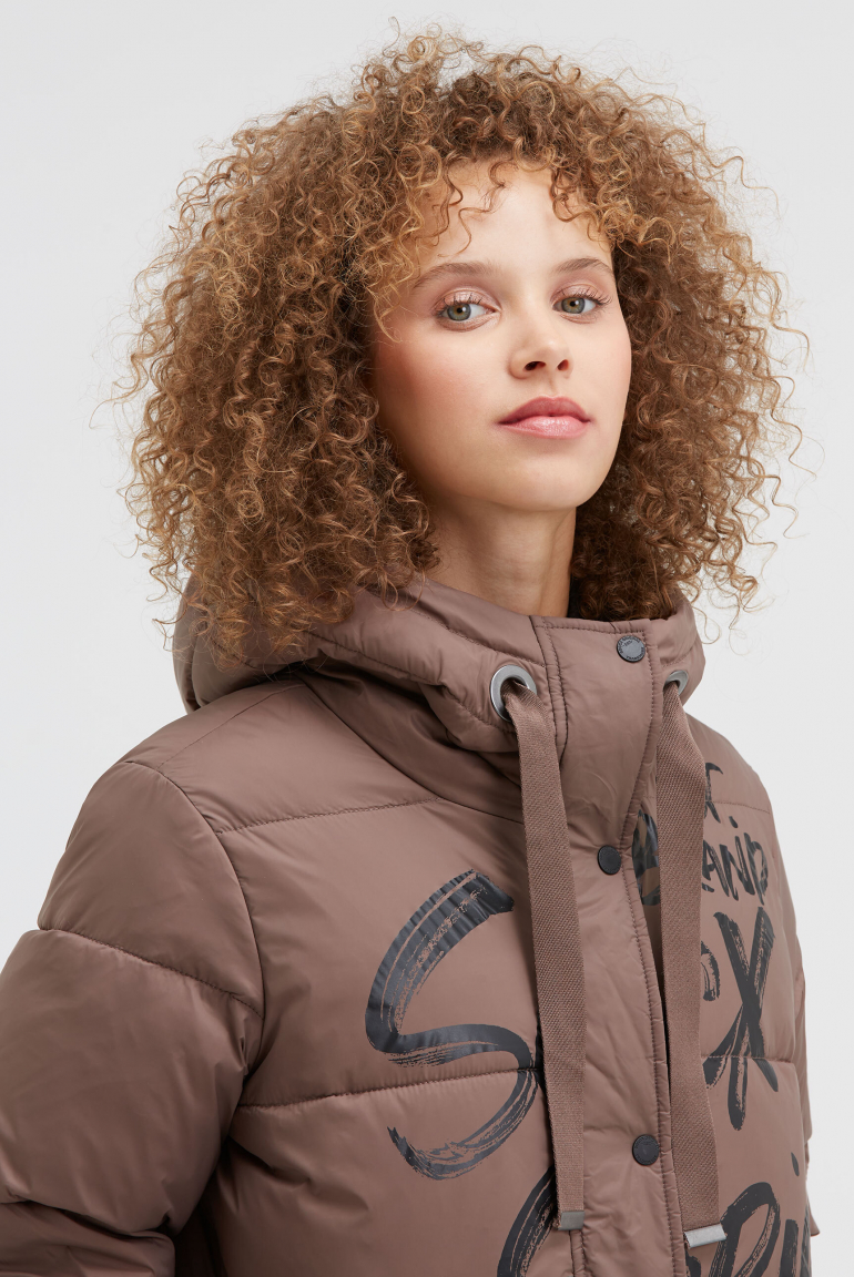 Prošívaný kabát s kapucí a potisky loga