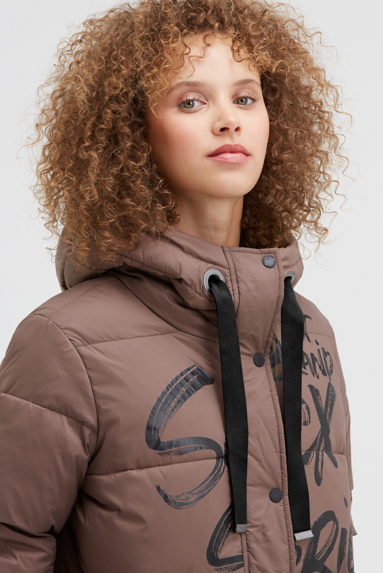 Prošívaný kabát s kapucí a potisky loga