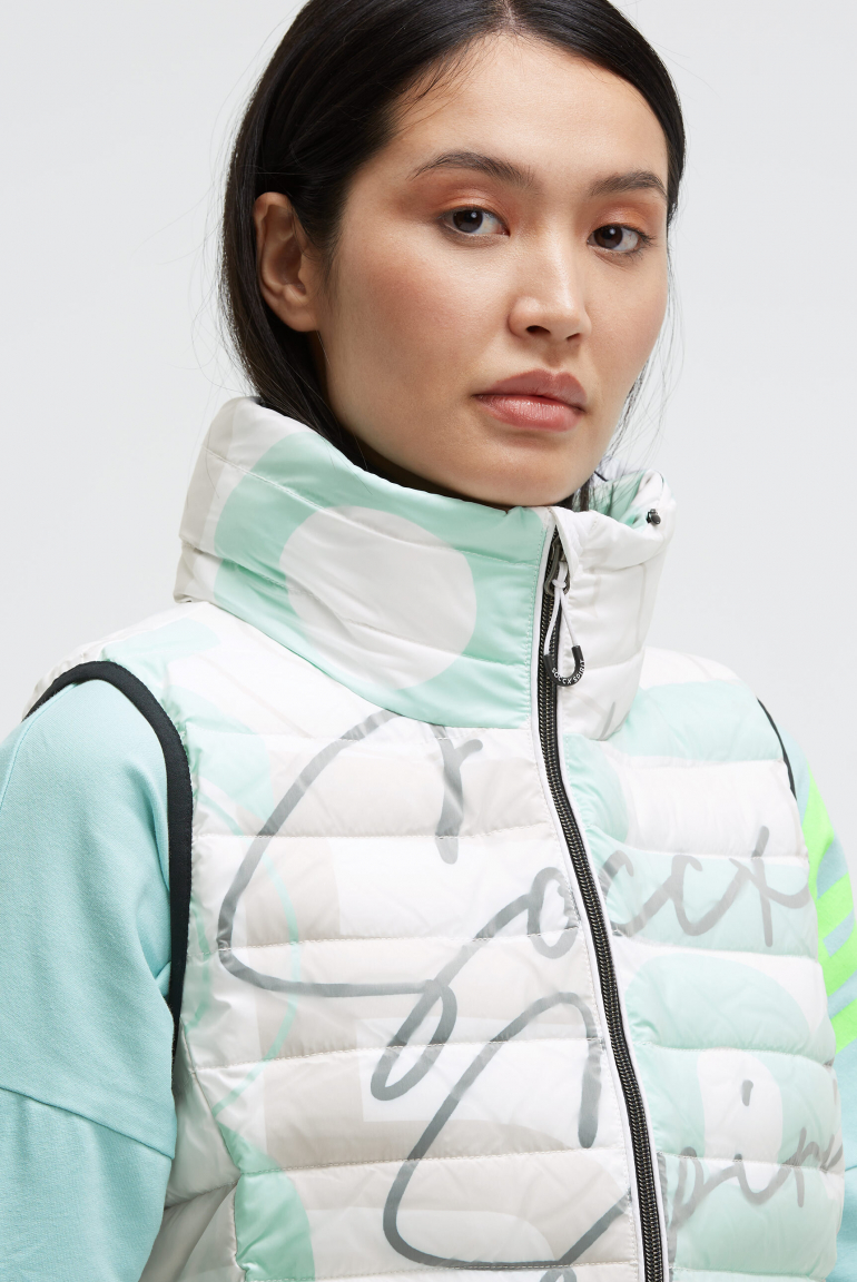 Prošívaná vesta s kapucí v límci a celoplošným potiskem