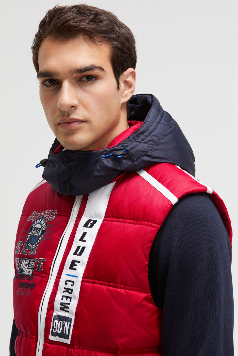 Prošívaná vesta s pásky, artworky a kapucí