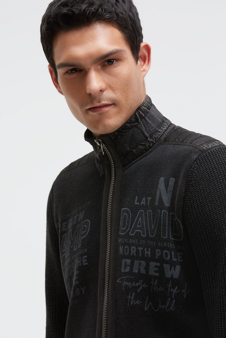 Svetr na zip s pásky a potisky značky