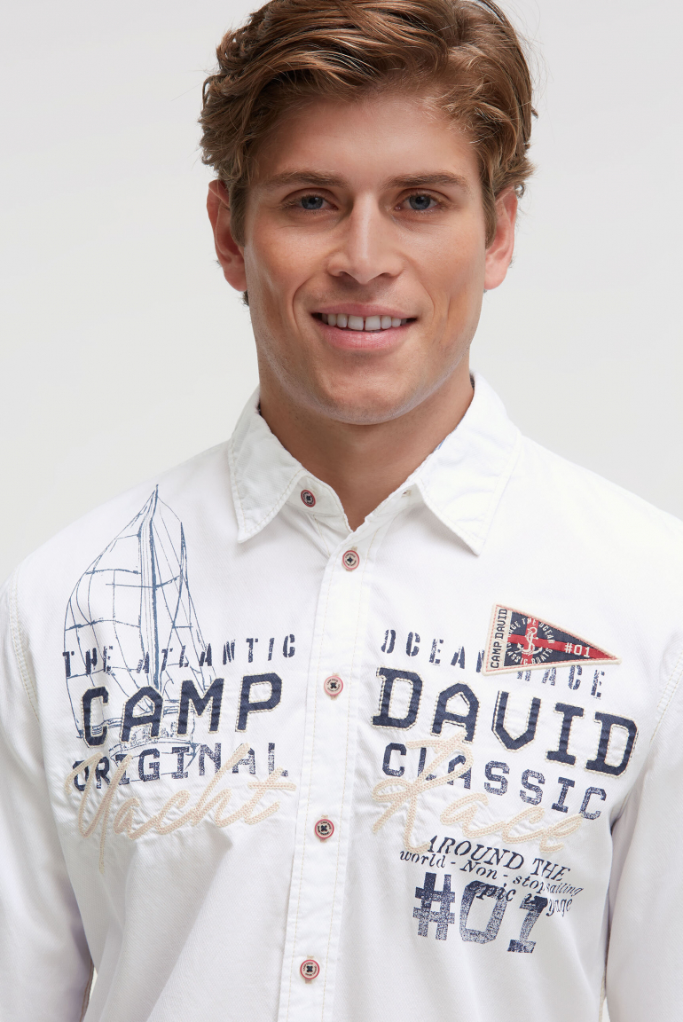 Strukturovaná košile s dlouhým rukávem a aplikacemi loga