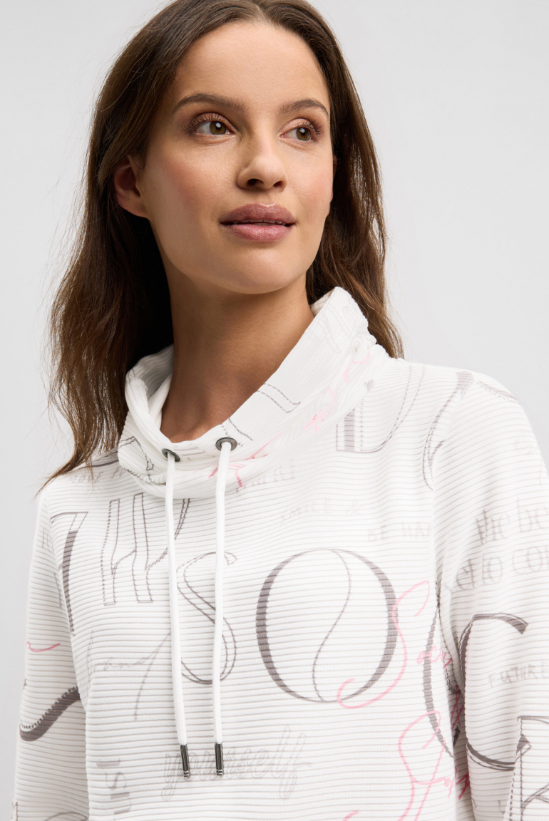 Strukturovaná mikina s vysokým límcem a artworkem