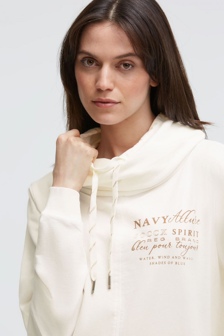 Mikina s vysokým límcem a potiskem na zádech