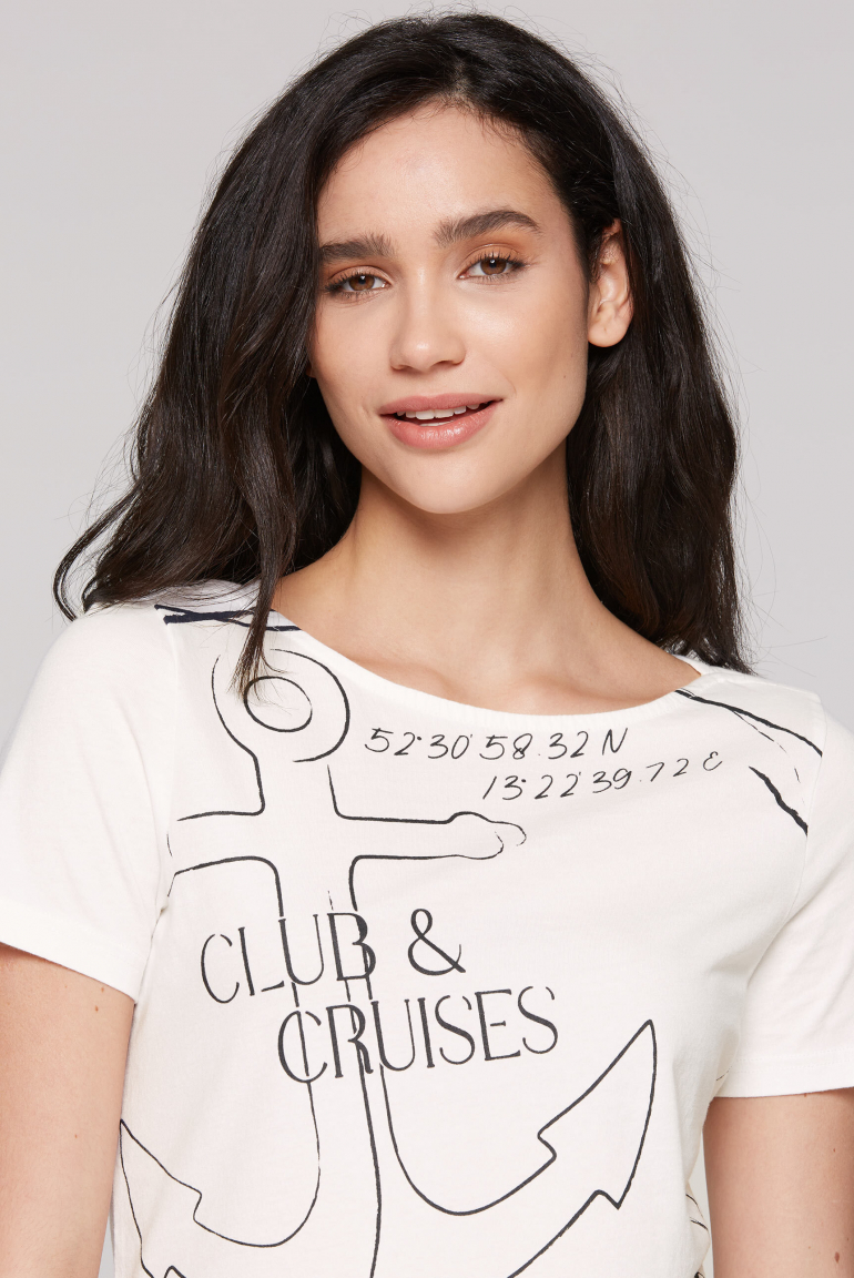 Tričko s lodičkovým výstřihem a artworkem