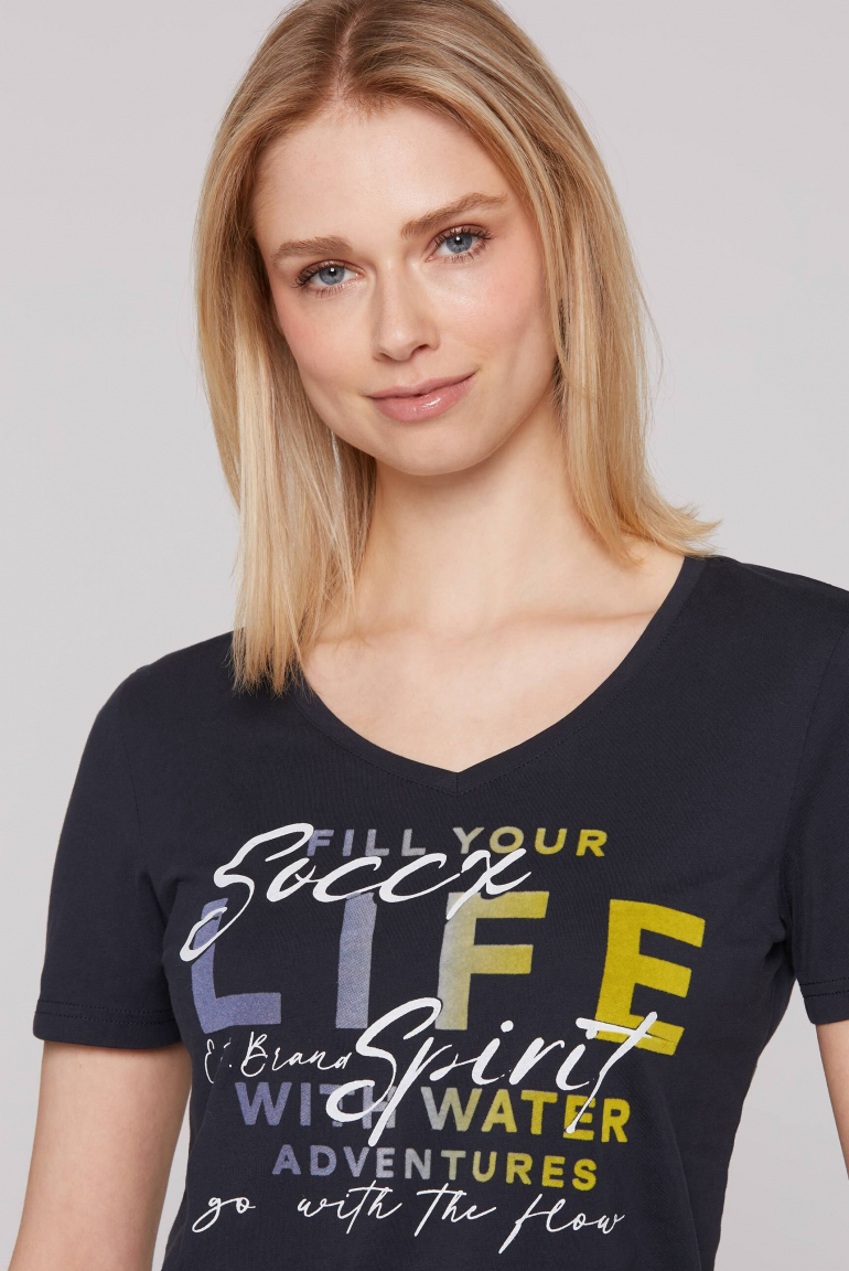 Tričko s výstřihem do V a artworkem