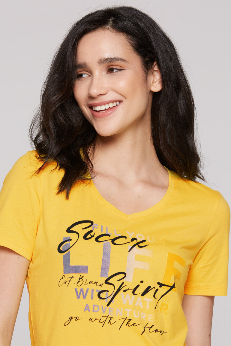 Tričko s výstřihem do V a artworkem