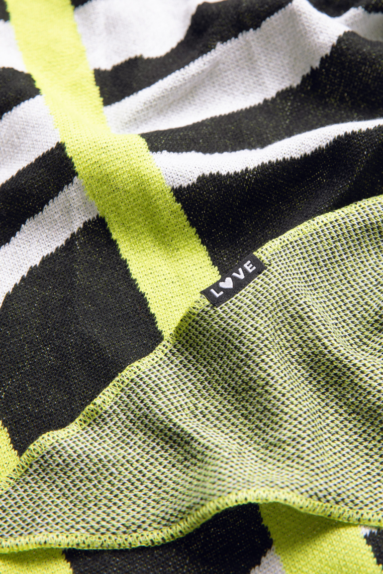 Trojúhelníkový šátek s intarzií zvířecího motivu