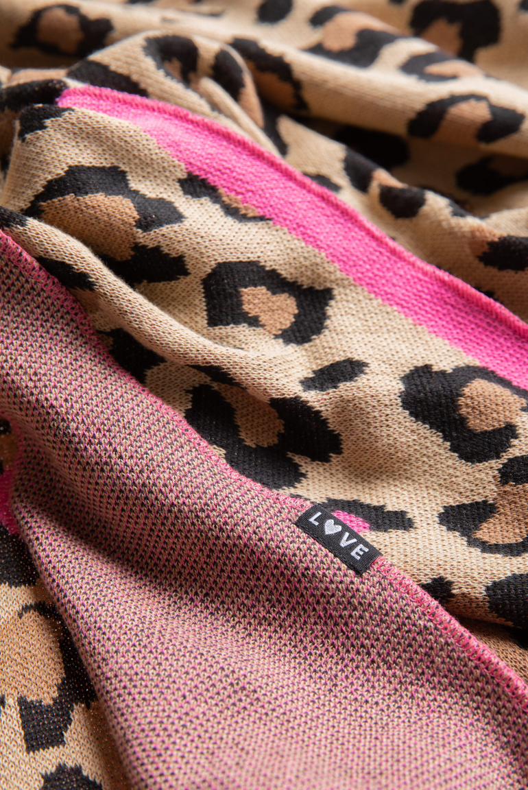 Trojúhelníkový šátek s intarzií zvířecího motivu