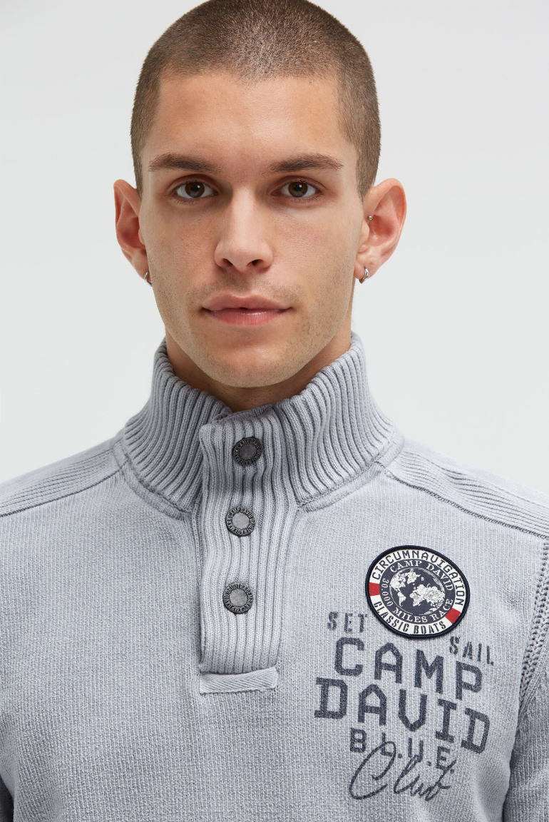 Troyer svetr z žinylky s potiskem a nášivkou