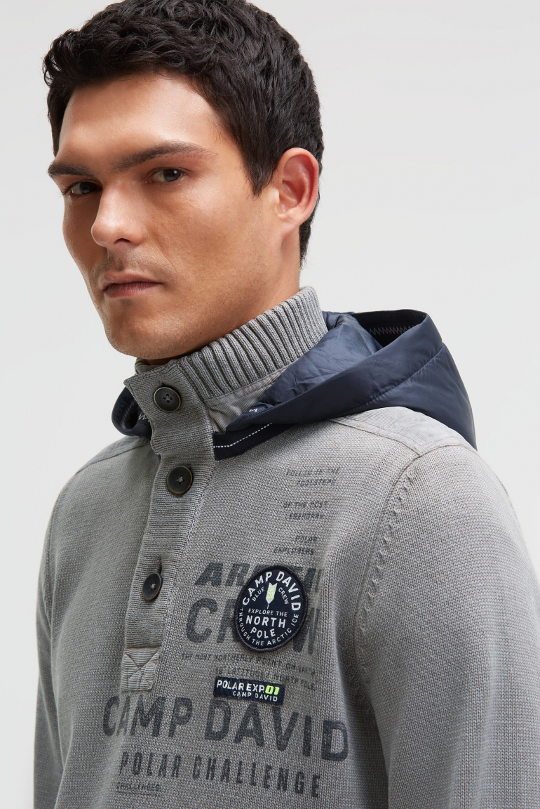 Troyer svetr s odnímatelnou kontrastní kapucí