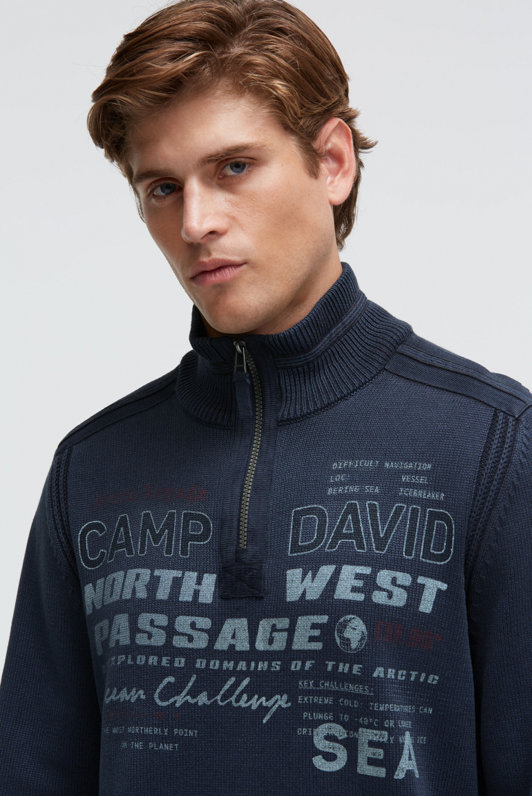 Troyer svetr se zipem, pásky a potisky