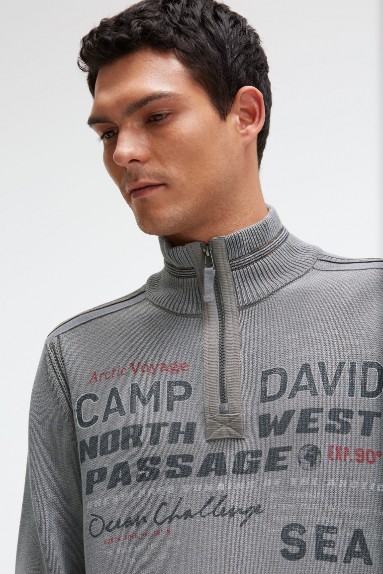 Troyer svetr se zipem, pásky a potisky