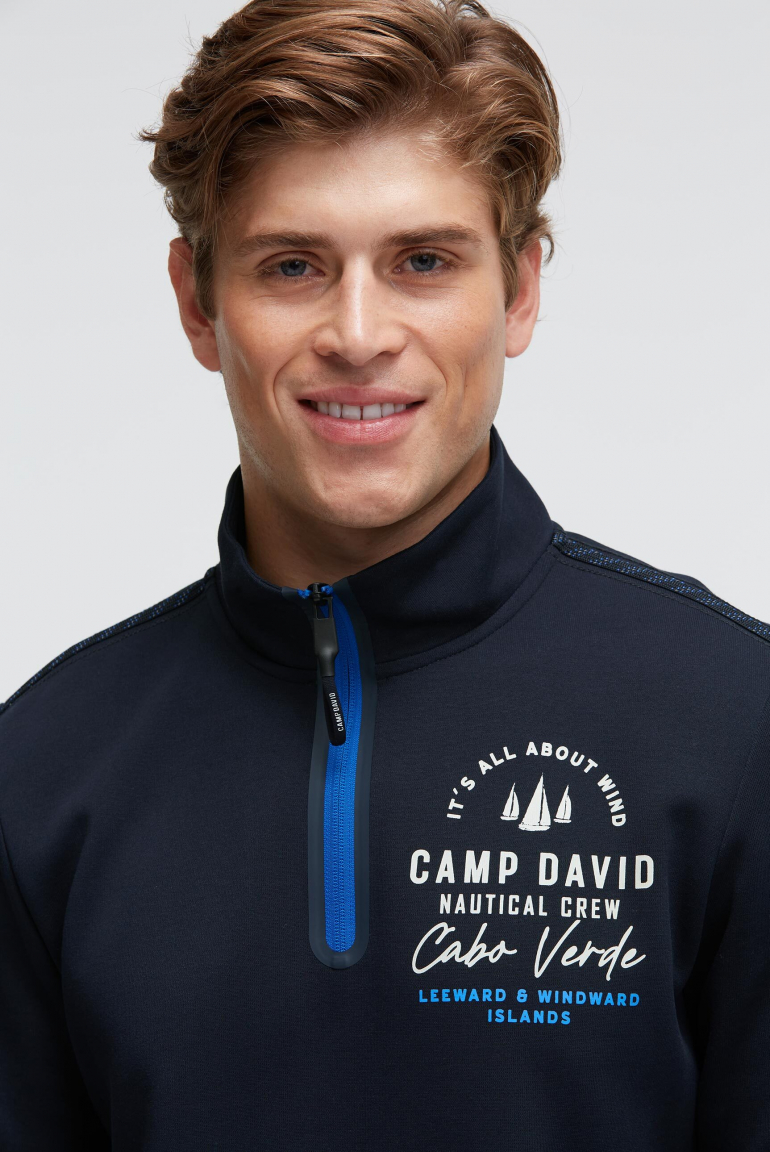 Troyer mikina z interlocku s artworkem na zádech