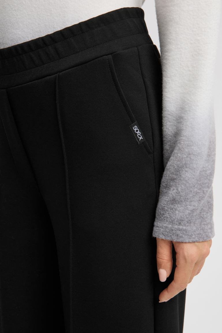 Široké kalhoty s elastickým pasem a prošíváním