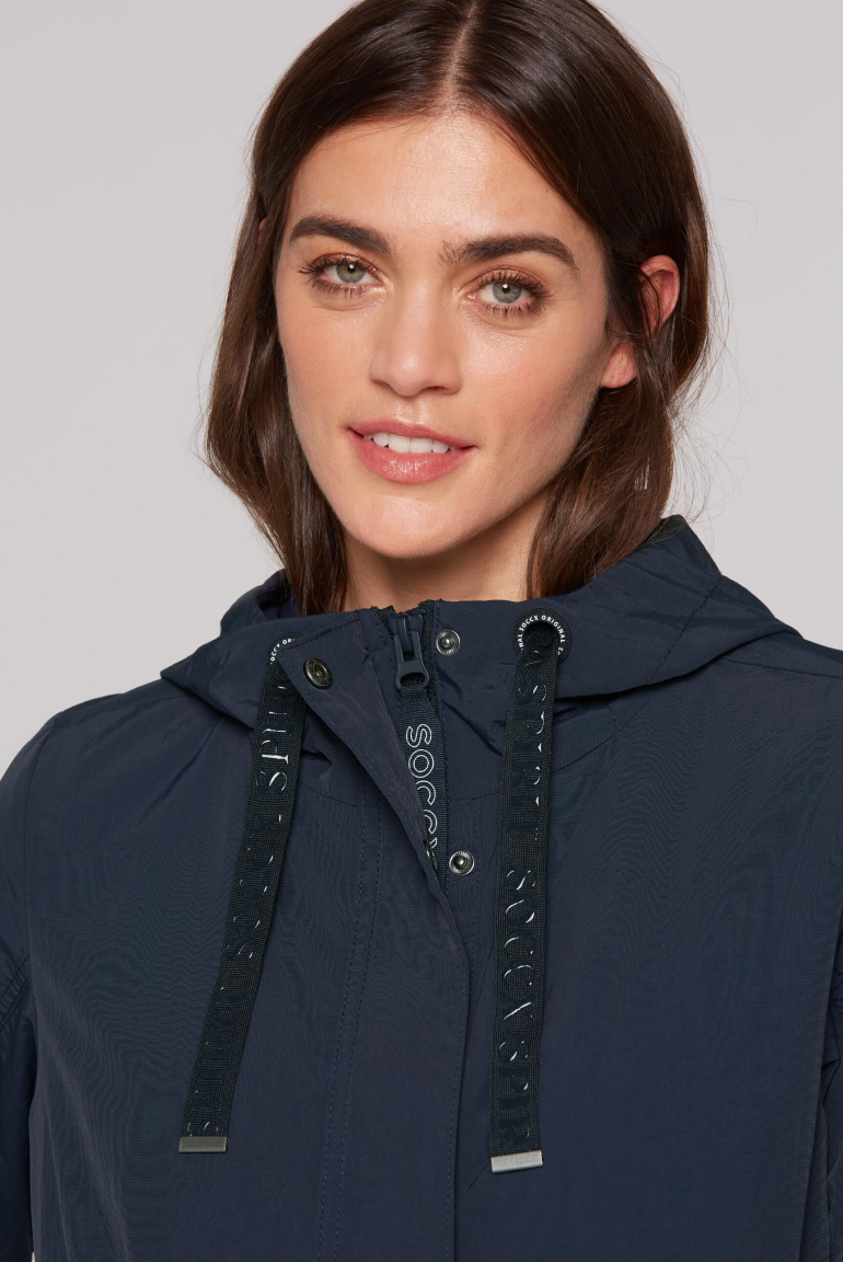 Větrovka s kapucí a detaily s logem