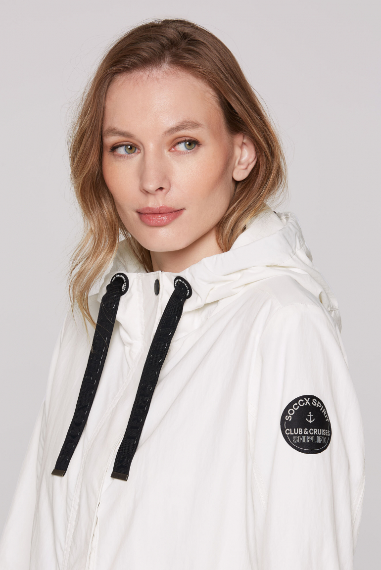 Větrovka s kapucí a detaily s logem