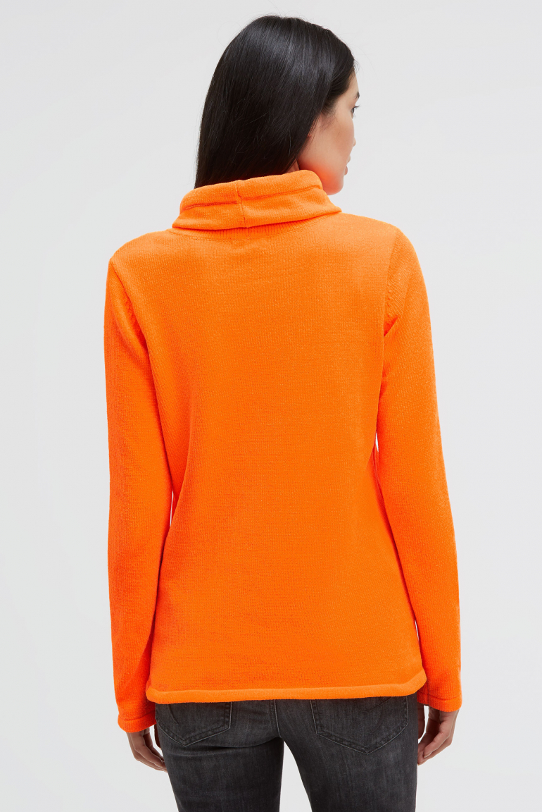 Žinylkový svetr s vysokým límcem a artworkem