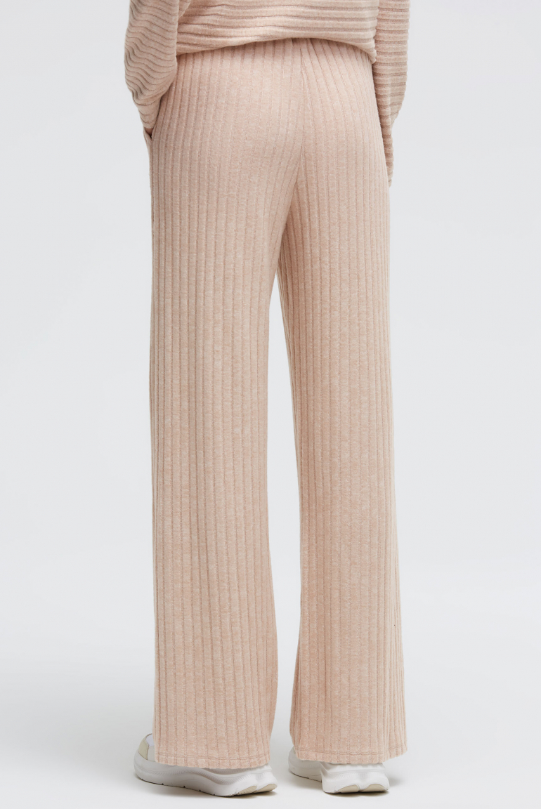 Flaušové pletené kalhoty se širokými nohavicemi a žebrovanou strukturou