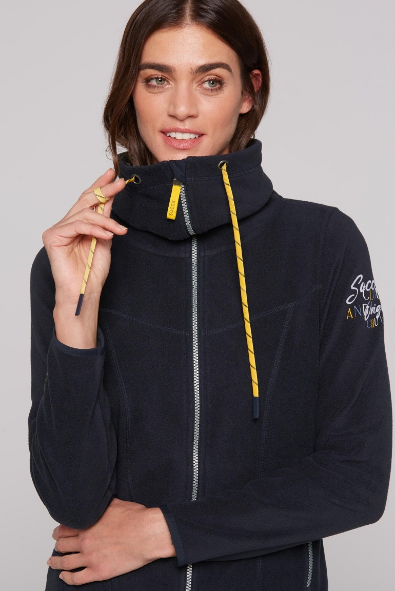 Fleecová bunda s vysokým límcem a potiskem na zádech