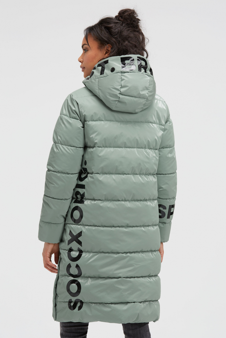 Lesklá prošívaná parka s artworky loga