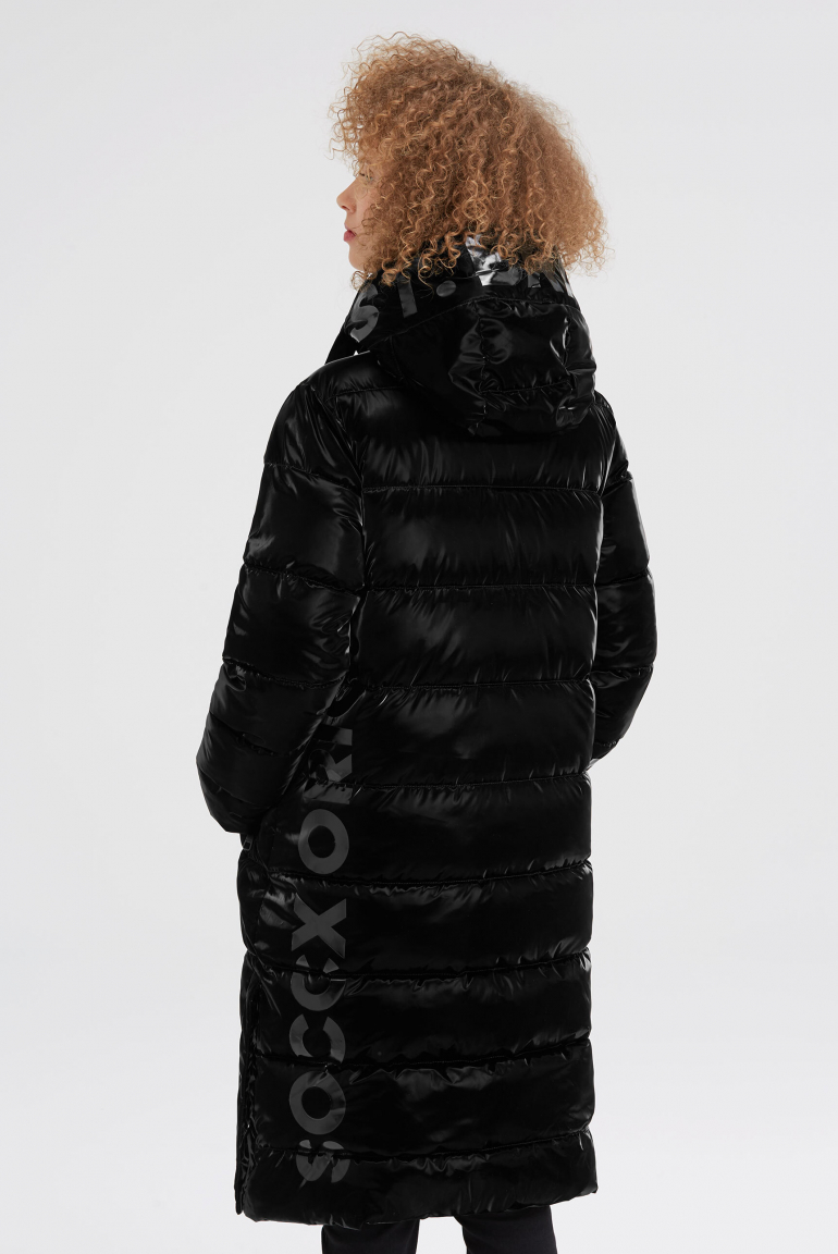 Lesklá prošívaná parka s artworky loga