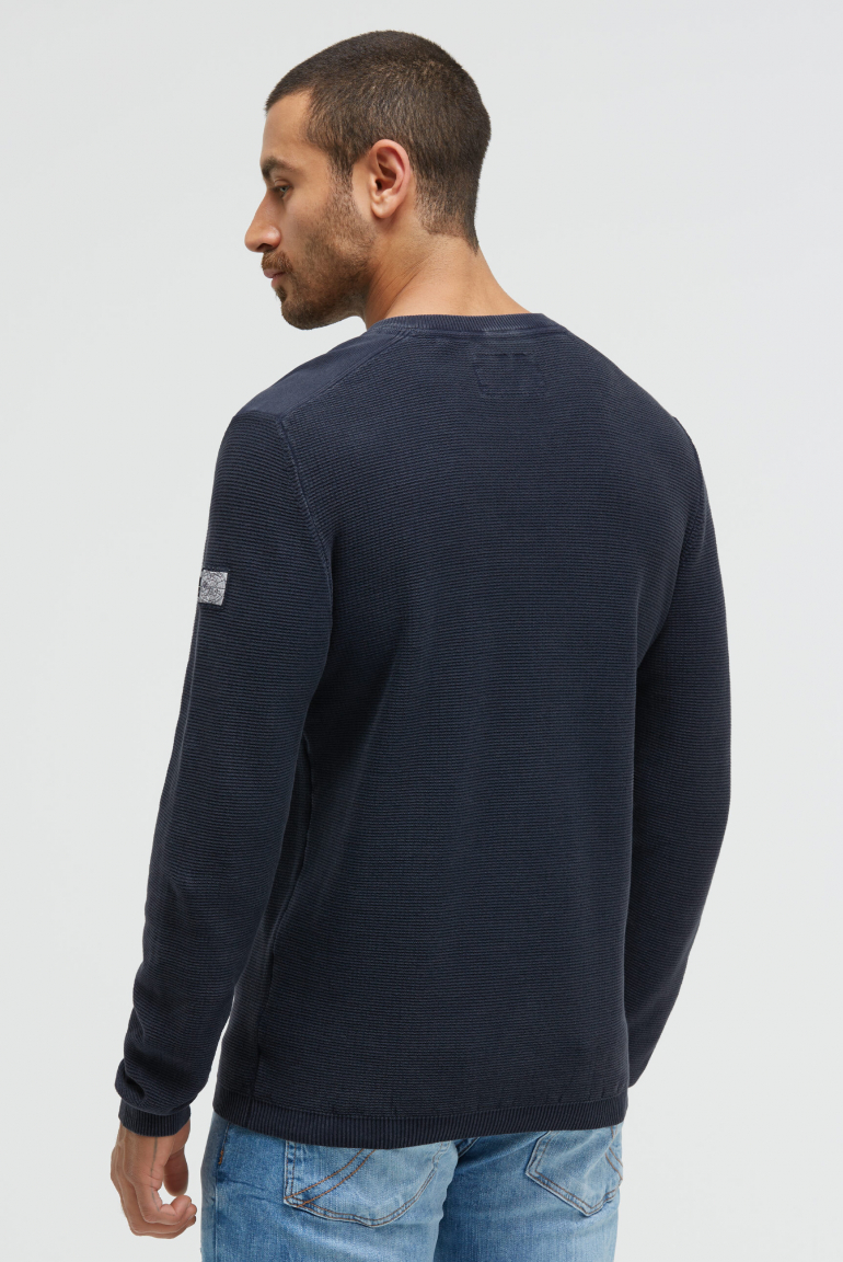 Henley svetr se stonewash úpravou
