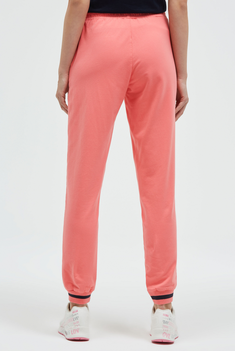 Tepláky s detaily na manžetách