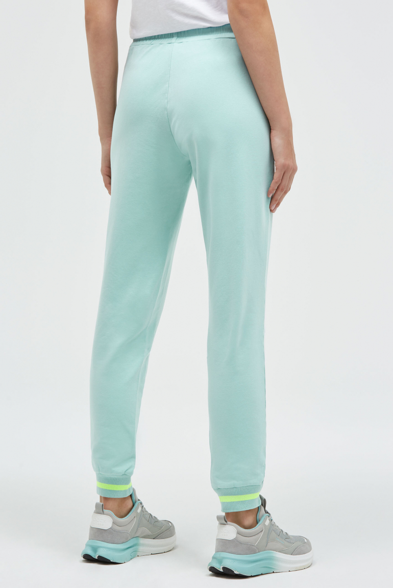 Tepláky s detaily na manžetách