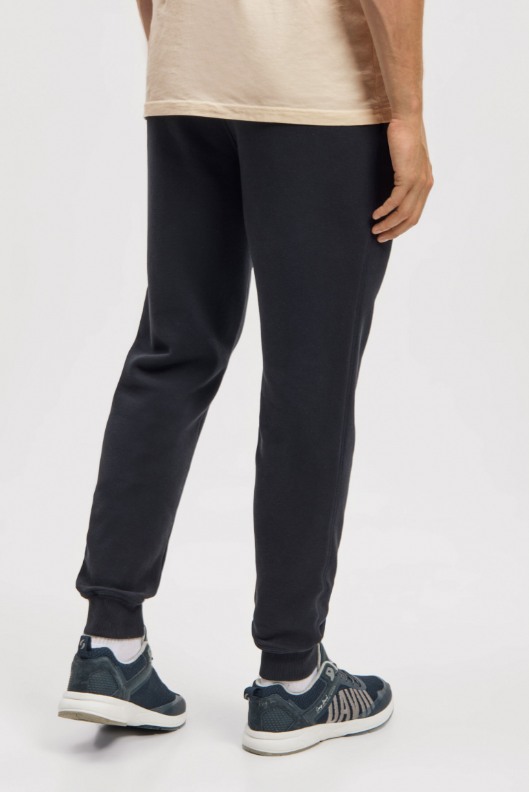 Tepláky s reliéfním potiskem