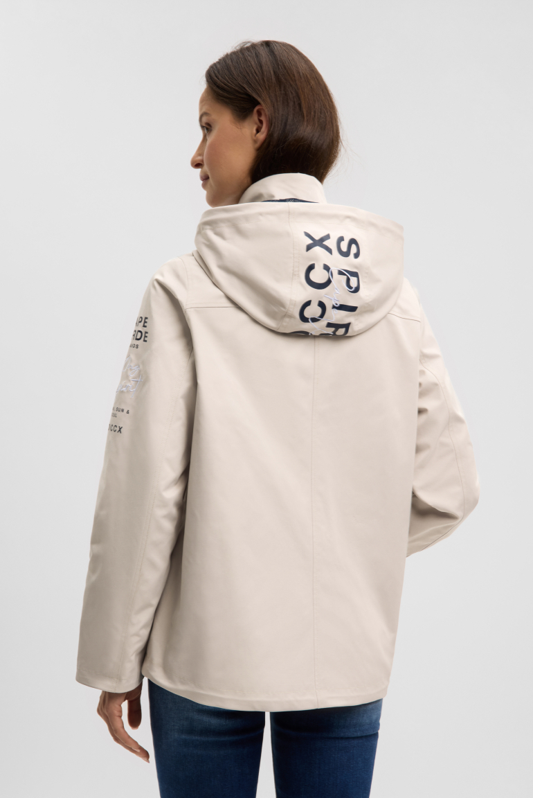 Krátká bunda s kapucí a artworkem