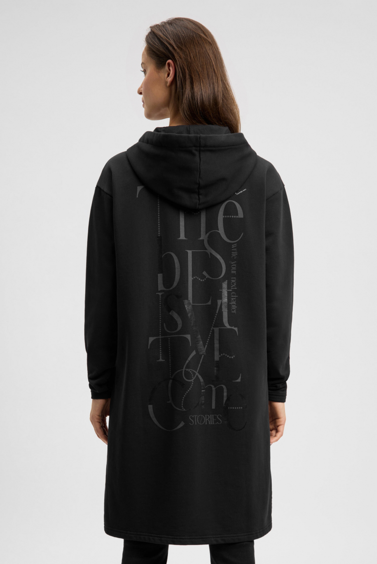 Dlouhá mikina s kapucí a potiskem na zádech