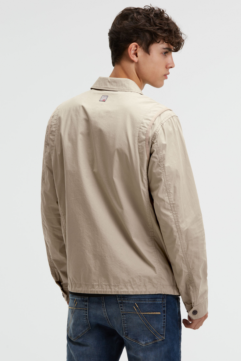 Lehká krátká bunda v utility stylu s papírovou povrchovou úpravou