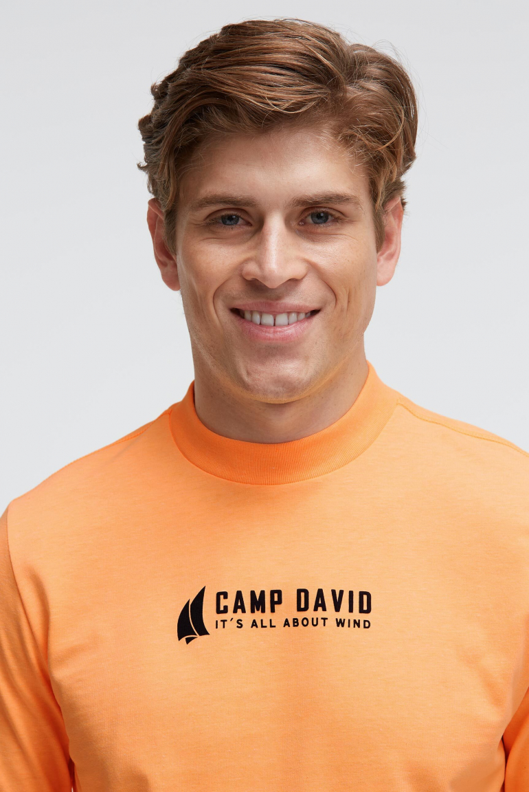 Tričko s dlouhým rukávem a artworkem na zádech