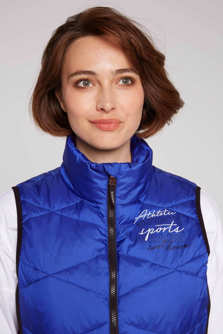 Outdoorová vesta ze směsi materiálů