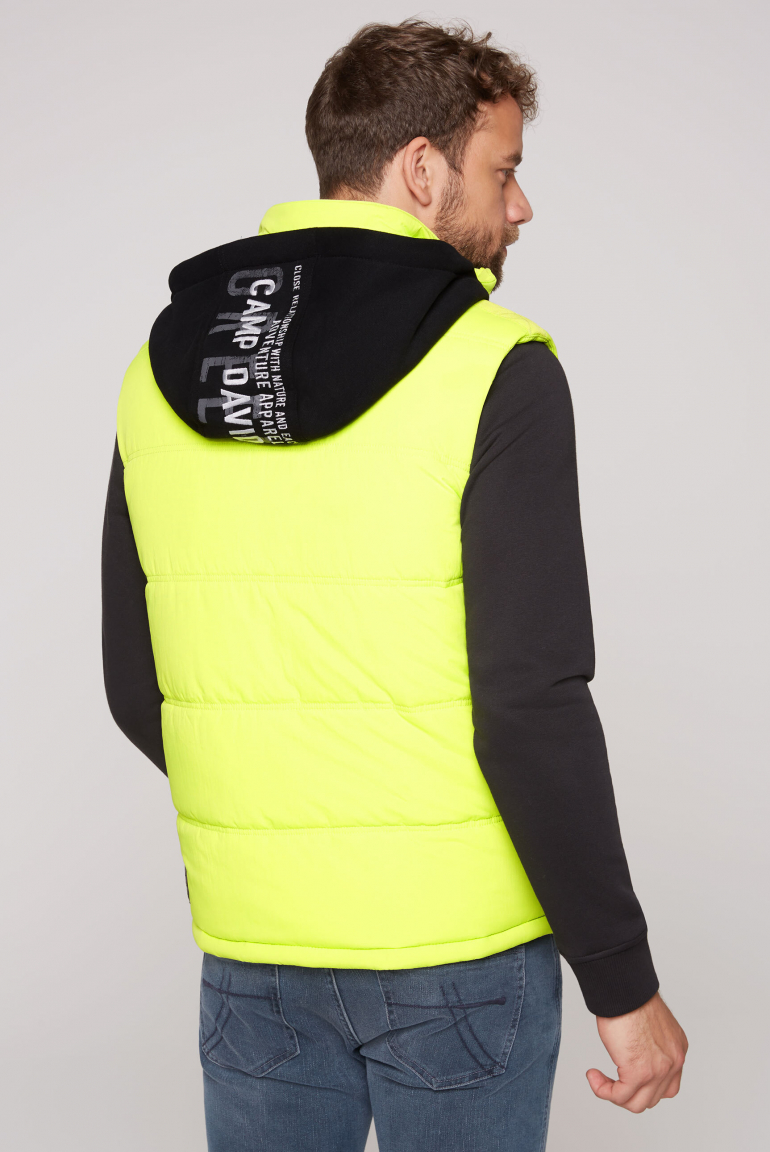 Outdoorová vesta s odnímatelnou kapucí z pružného materiálu