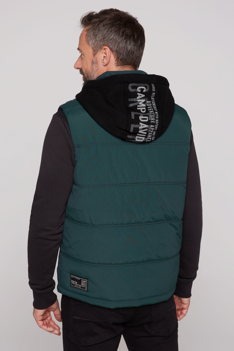 Outdoorová vesta s odnímatelnou kapucí z pružného materiálu