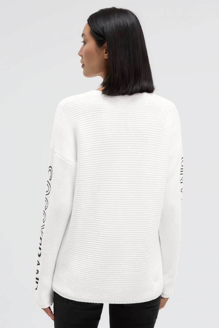 Svetr s intarzovaným vzorem na rukávech