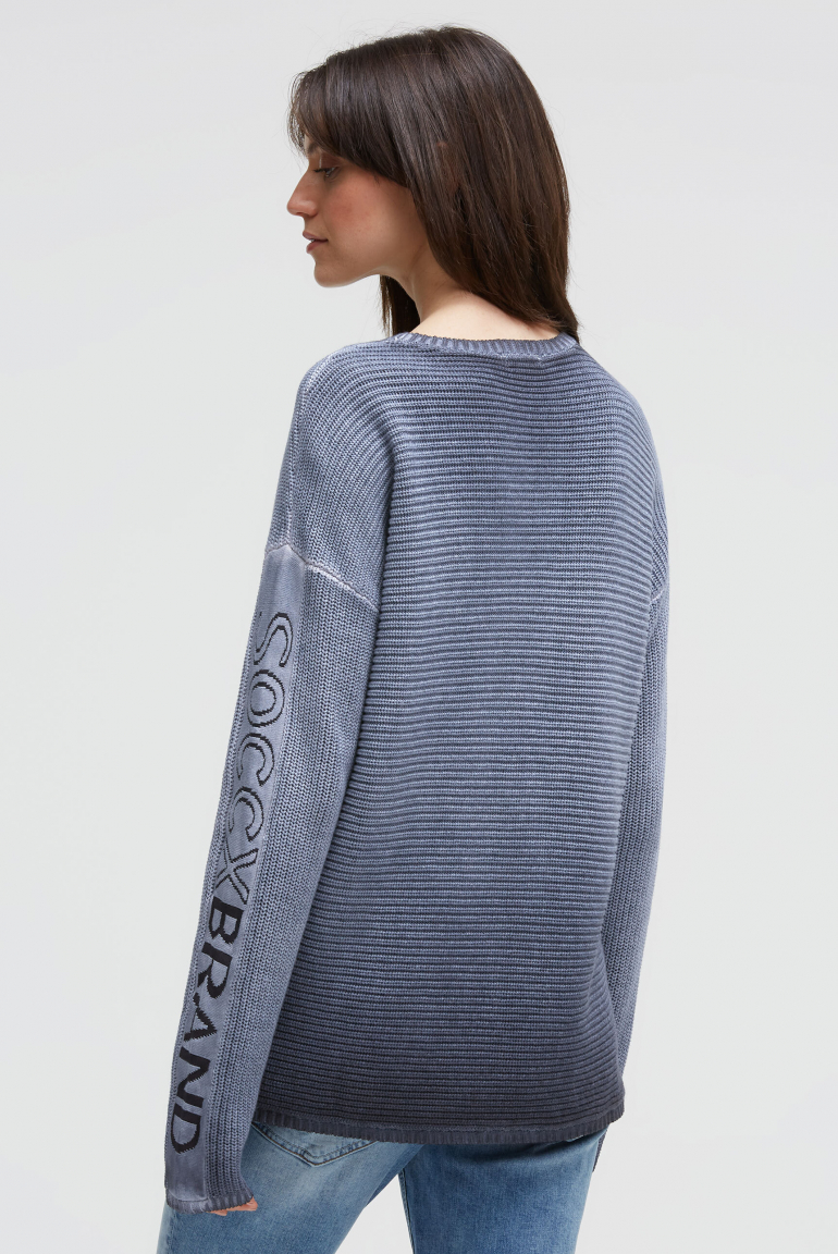 Svetr s intarzovaným vzorem na rukávech