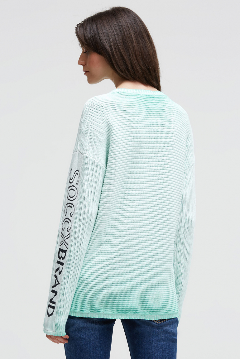 Svetr s intarzovaným vzorem na rukávech