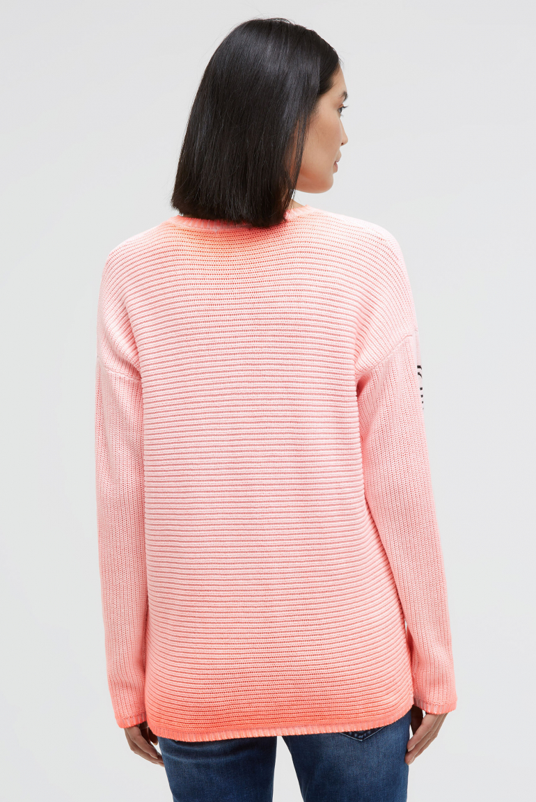 Svetr s intarzovaným vzorem na rukávech