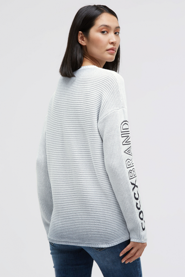 Svetr s intarzovaným vzorem na rukávech