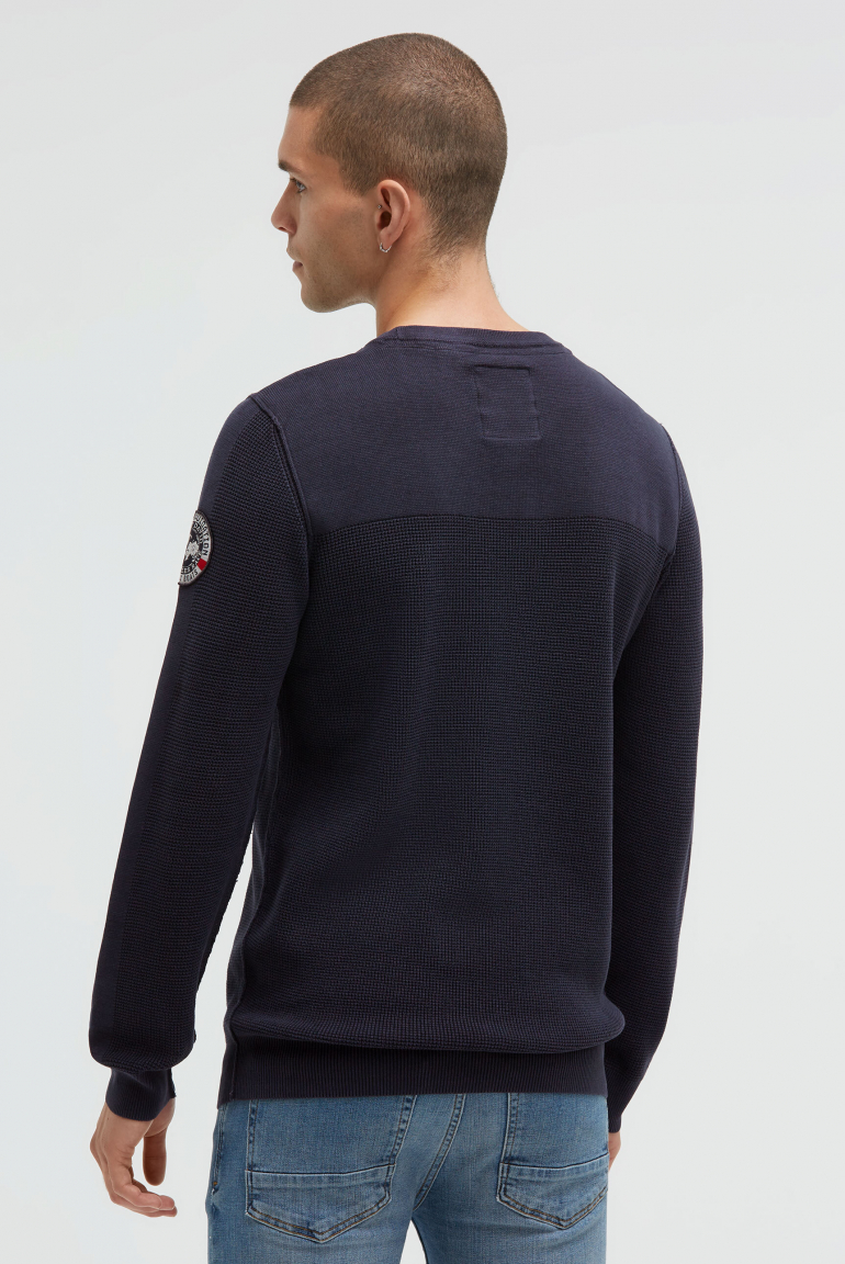 Svetr s pleteným vzorem a náprsní kapsou