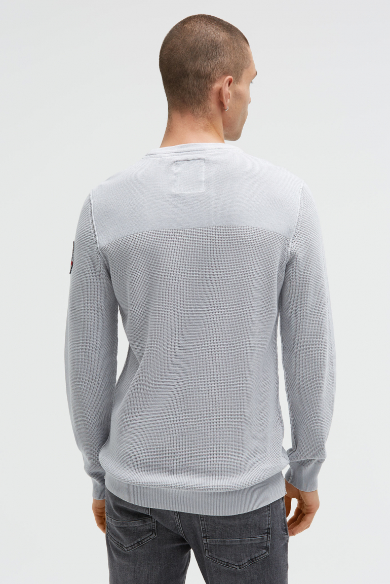 Svetr s pleteným vzorem a náprsní kapsou