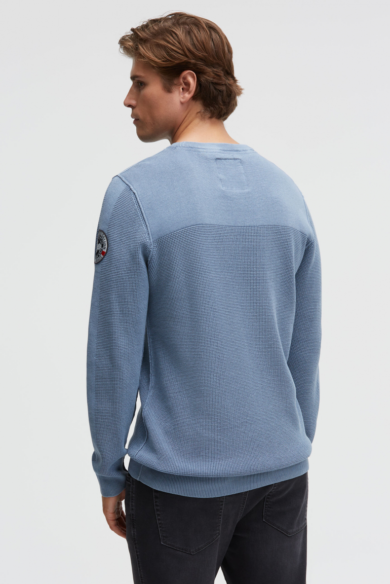 Svetr s pleteným vzorem a náprsní kapsou