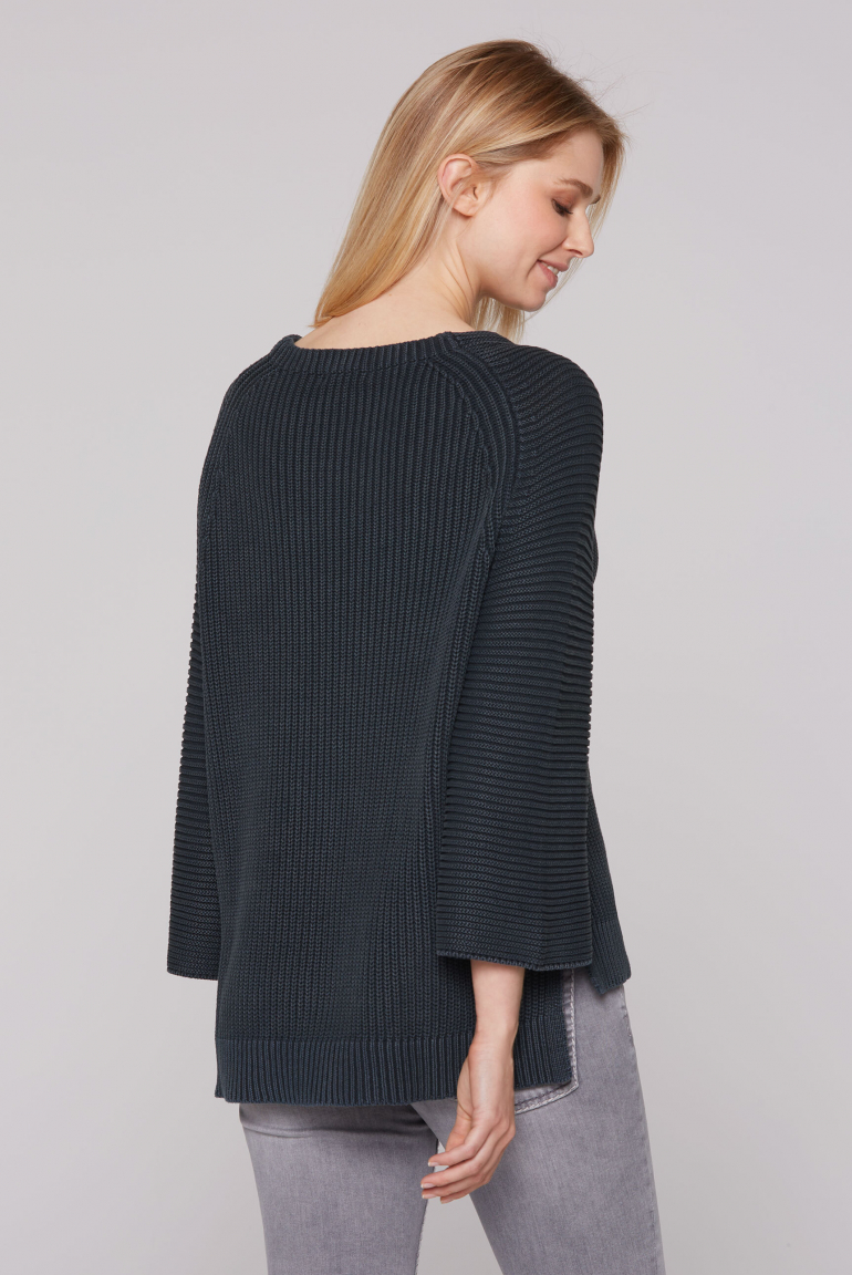 Svetr v sepraném vzhledu se zkrácenými rukávy