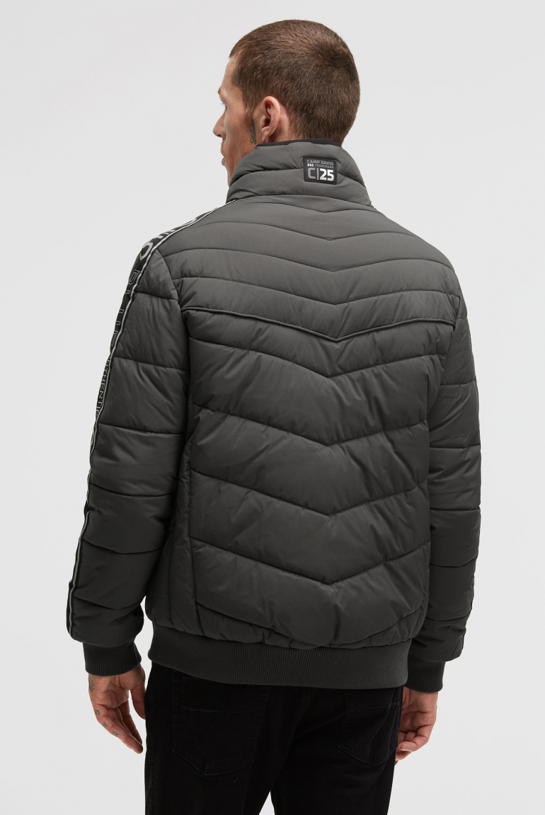 Prošívaný bomber s dvojitým límcem a páskami s logem